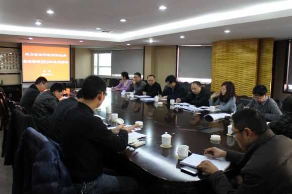 嘿，老乡们，咱们今天唠点实在的！你瞅瞅地里那玉米，长势喜人不？可一说到制种，不少种植大户和种业公司的老板们就开始挠头嘞——那人工去雄的活儿，可真不是人干的！