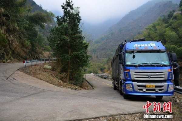 弯道上的速度奥秘：掌握二百米弯道跑的致胜细节