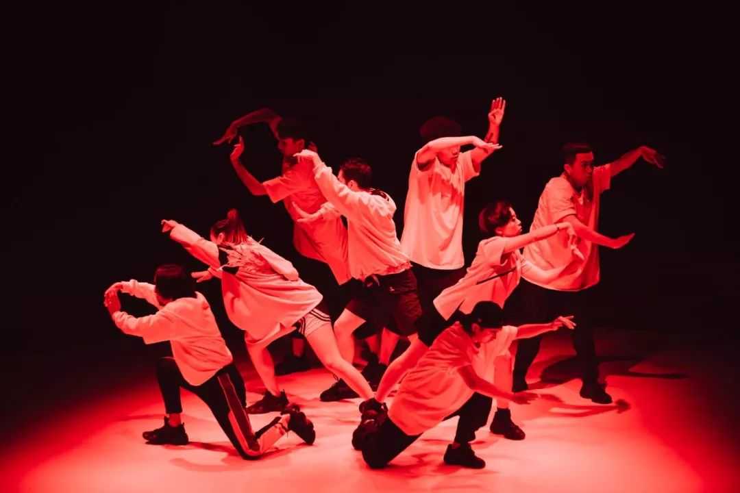 当金秋遇上AI：原来照片和想象都能跳出生命之舞