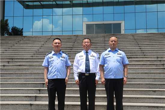 技术岗位的“白衬衫”传奇：从代码到警监的进阶之路