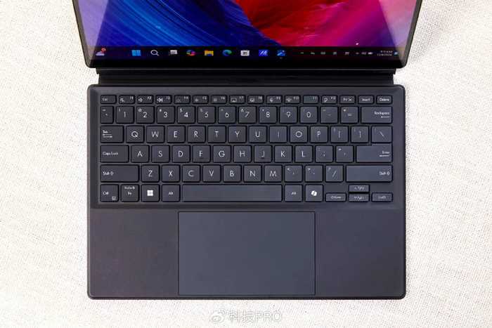 指尖革命:当传统键盘遇上AI智能,戴尔如何重新定义打字体验 指尖革命:当传统键盘遇上AI智能,戴尔如何重新定义打字体验